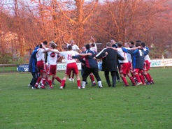 Ausgelassener Jubel nach dem 3:1 Sieg über SSV Mühlhausen