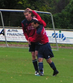 Bernd Ahlke und Haluk Metin freuen sich über ihre Tore zum 1:0 bzw. 2:0