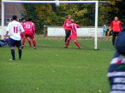 Daniel Klaschik konte in der 82. Minute nach einem Saadouni-Drehschuß für seinen bereits geschlagenen Torwart auf der Linie klären.