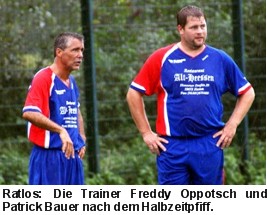Die Trainer Freddy Oppotsch und Patrick Bauer nach dem Halbzeitpfiff.