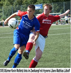 SVE-Stürmer Kevin Wolfertz links im Zweikampf mit rhynerns Libero Matthias Lütkoff