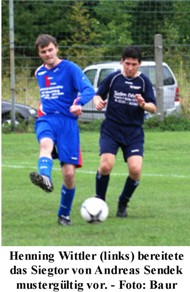 Henning Wittler (links) bereitete das Siegtor von Andreas Sendek mustergültig vor. - Foto: Baur