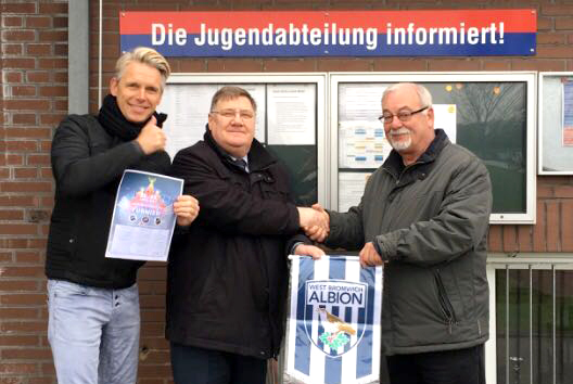 hris Elliott (Mitte) vom englischen Premier-League-Klub West Bromwich Albion besichtigte das Marienstadion, wo ihn Dirk Grünendahl (links) und Hannes Bücker (rechts) begrüßten.